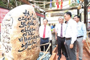 守德市领导参观在协富坊第二街坊区的胡志明文化空间。