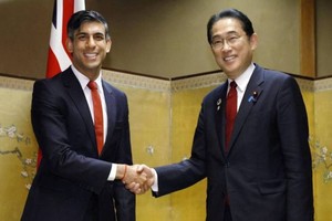 英国首相苏纳克（左）与日本首相岸田文雄在广岛会面。（图：路透社）