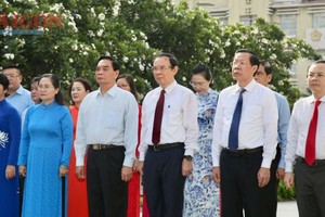 市领导代表团在胡志明主席塑像公园敬献鲜花。（图：黄雄）