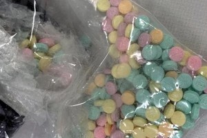 2022年10月4日，美国缉毒局（DEA）在纽约缴获的芬太尼药丸。（图：美国缉毒局）