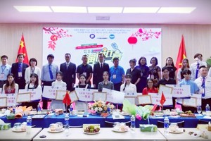 诸位贵宾与参加《汉语演讲比赛》获奖大学生合照留念。