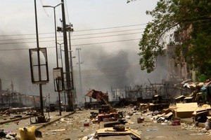 这是4月18日在苏丹喀土穆拍摄的街头景象。（图：新华社）