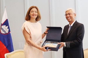 市人委会副主席武文欢（右）向塔妮娅.法洪部长赠送纪念品。（图：市党部新闻网）