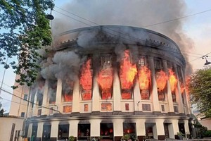 马尼拉邮政大楼被大火烧毁。（图：路透社）