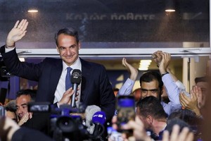 希腊总理米佐塔基斯宣布其领导的新民主党在国会大选中胜出。（图：路透社）