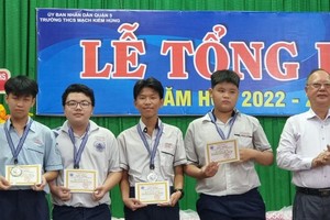 穗城会馆理事长卢耀南(右二)向麦剑雄中学优秀生颁奖。