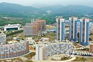 位于万景台附近的全新住宅区——平壤大平地区居民区竣工仪式前一天举行。大平地区内建有学校、诊所和服务设施。 （图：韩联社/朝中社）