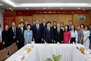 市委常务处委员、市委宣教处主任潘阮如奎与中共中央宣教部工作团和中国北京《人民出版社》团合影。