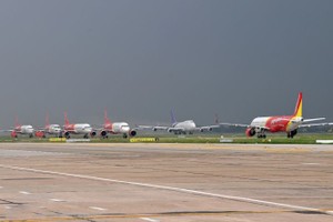 恶劣天气致新山一机场数十班机延误