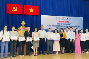 书籍赠送移交仪式。（图：秋红）