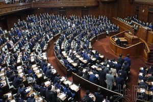 5月23日下午，日本众院全体会议表决通过了确保防卫费增额财源的特别措施法案。（图：共同社）