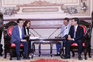 市人民议会副主席阮文勇（前右）接见韩国仁川广域市议会议长许植。（图：市党部新闻网）