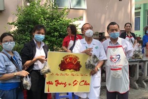 大发关照孤儿和孤寡长者