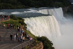 吸引游客的尼亚加拉瀑布。