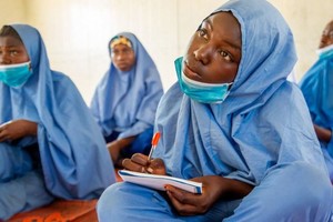 16岁的梅迪纳（Medina）在救助儿童会在迈杜古里的达洛里营地设立的场所上课，救助儿童会在尼日利亚各地的社区和流离失所者营地为弱势儿童设立了场所和服务。（图：联合国）