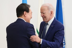 5月20日，七国集团（G7）峰会扩大会议在日本广岛格兰王子大酒店举行。图为韩国总统尹锡悦（左）和美国总统拜登握手致意。（图：韩联社）
