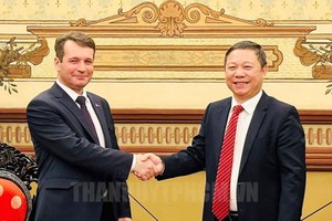 市人委会副主席杨英德（右）接见白俄罗斯文化部第一副部长瓦列里‧格罗马达。（图：市党部新闻网）