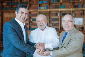 巴西帕拉州州长巴尔巴略（左起）、总统卢拉和外交部长维埃拉，当地时间周五在阿尔沃拉达宫，就联合国确认巴西帕拉州贝伦市，为2025年11月《联合国气候变化框架公约》第30次缔约方会议（COP30）主办方所举行的会议后，合影留念。（图取自巴西总统府/路透社）