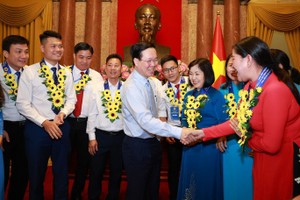 国家主席武文赏同学习与效法胡志明思想、道德、作为的榜样会晤。