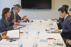 5月26日，日本经济产业相西村康稔（右二）在美国底特律与商务部长雷蒙多（左二）举行会谈。（图：共同社）