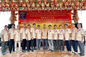 理事长邹国荣（右六）、最高常务顾问梁肇添（右七）与各理监事留影。