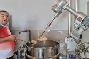 第六郡嘉富街福建菜馆引进先进设备生产肉粽。