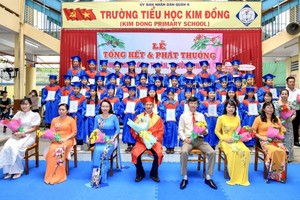 小学毕业生与师长合照。