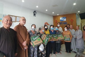 病人领取礼物后准备上车回家乡。