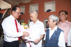 市委副书记阮胡海亲切慰问华人革命老前辈陆义（四贤）。