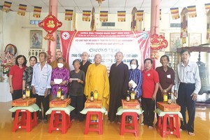 慈善团向平东乡民送礼。