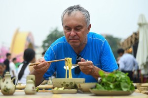 玉米河粉在河江饮食文化盛会上让人眼前一亮。