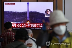 韩国民众在首尔战候车室通过电视收看相关发射消息。（图：韩联社）