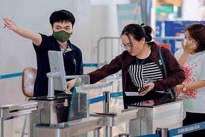 乘坐国内航班的乘客在机场以2级电子定名账户方式办理登机手续。（图：富安）