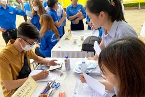 劳动者参加应征活动。