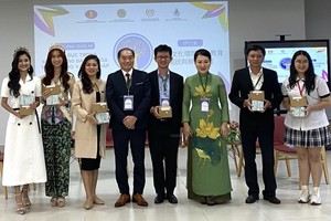 嘉宾参加国际座谈会。