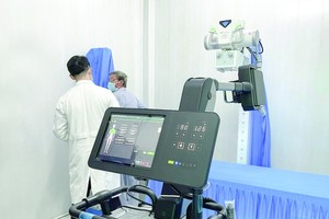 试行把人工智能的 X 光机带到芹耶县盛安岛乡。（图：成安）