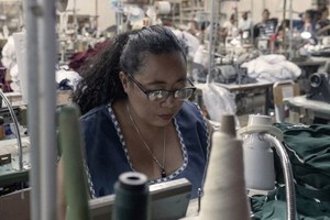 一位洪都拉斯難民在墨西哥阿瓜斯卡達特斯的一家紡織廠工作。（图：联合国）