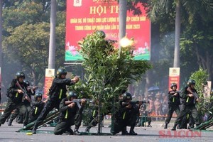 演示开枪镇压罪犯。