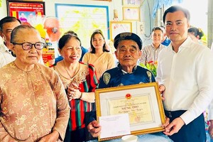 市人委会副主席裴春强（右一）向阮文朊大伯贺寿并赠送礼物。（图：市党部新闻网）