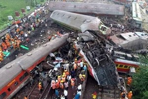 3日清晨，事故现场救援工作仍进行。（图：互联网）