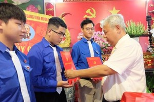 8 名学生获接纳入党