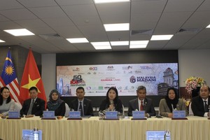 马来西亚驻本市总领事王嘉倩(音)（左五）向与会者介绍即将举办的“马来西亚文化周”。