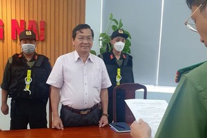 执法警员向嫌犯陈明雄（白衣）宣读扣押令。（图：警方提供）