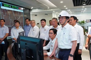 市委书记阮文年参观市电力系统调度中心。（图：黄雄）