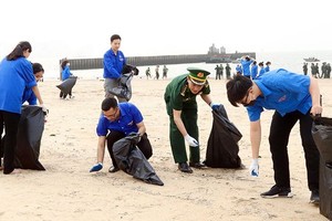 部队战士、共青团员和青年参与“2023年净化海洋战役”行动。