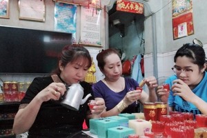 蜡烛生产合作组在制作蜡烛。