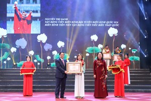 政府总理范明政向运动员阮氏莺模范先进榜样颁授奖状。（图：越通社）