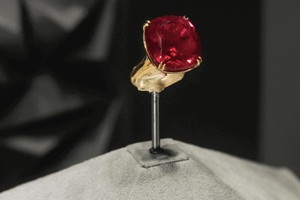 「Estrela de Fura 55.22」8日在纽约苏富比拍卖会上，以天价3480万美元成交，创下红宝石的拍卖价纪录。（图：AP）