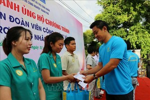 组委会向劳工颁发礼物。（图：越通社）