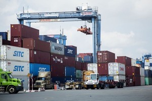 港口装卸出口货物。